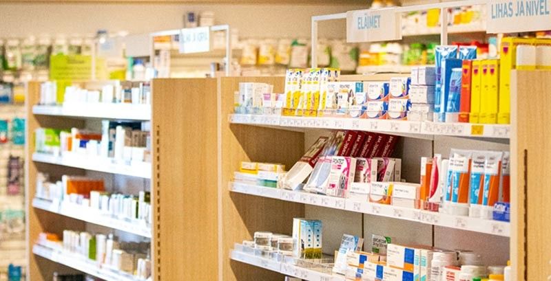 Lasihytin apteekin hyllyköitä ja tuotevalikoimaa